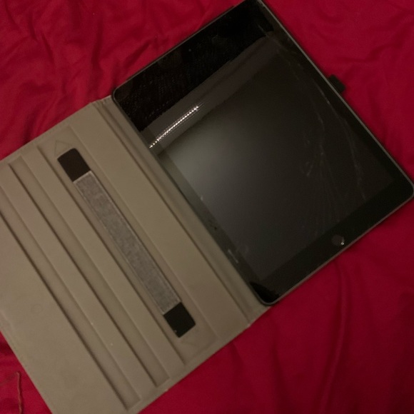 Apple iPad 6th Generation (2018) USED - Picture 3 of 4